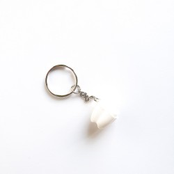 PUDEŁKO NA MLECZAKI "BRELOK ZĄBEK" (BIAŁE)